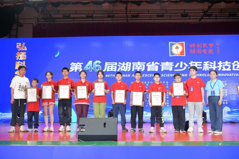 部分获奖学生合影